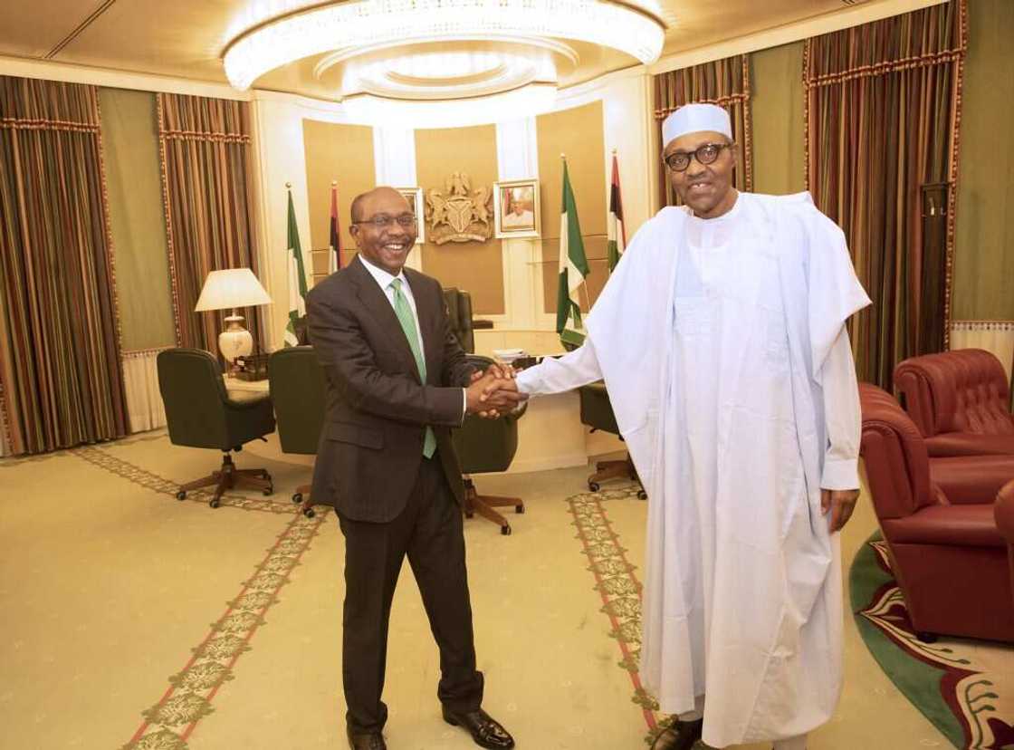 Gwamnan babban bankin Najeriya; Godwin Emefiele tare da shugaba Muhammadu Buhari
Hakkin mallakar hoto: Fadar shugaban kasa Gwamnan babban bankin Najeriya; Godwin Emefiele tare da shugaba Muhammadu Buhari
Hakkin mallakar hoto: Fadar shugaban kasa