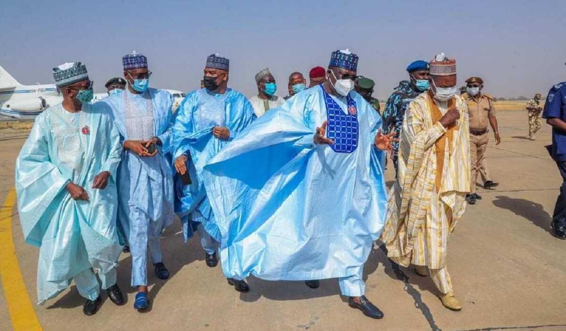 Lawan ya jagoranci sanatoci zuwa Daura wurin nadin sarautar Yusuf Buhari Lawan ya jagoranci sanatoci zuwa Daura wurin nadin sarautar Yusuf Buhari