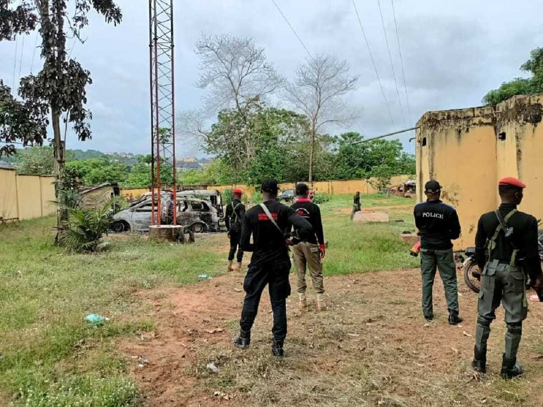 Tsagerun IPOB sun kone ofishin 'yan sanda, sun sheke jami'ai 2 a Anambra Tsagerun IPOB sun kone ofishin 'yan sanda, sun sheke jami'ai 2 a Anambra