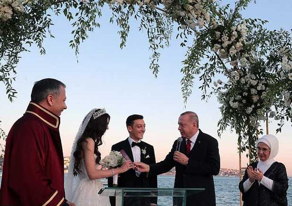 Shahararren dan kwallon Arsenal ya yi aure, shugaban kasa ya halarta Shahararren dan kwallon Arsenal ya yi aure, shugaban kasa ya halarta