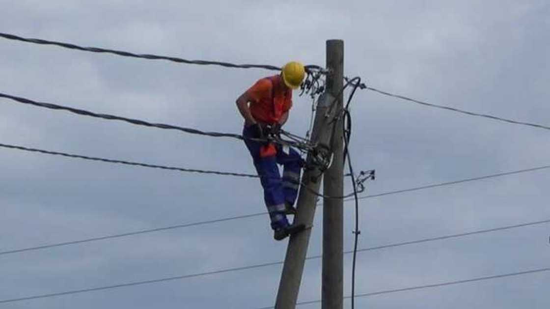 Karan bana maganin zomon bana: Jama’an Kano sun lakada ma ma’aikacin NEPA dan banzan duka Karan bana maganin zomon bana: Jama’an Kano sun lakada ma ma’aikacin NEPA dan banzan duka