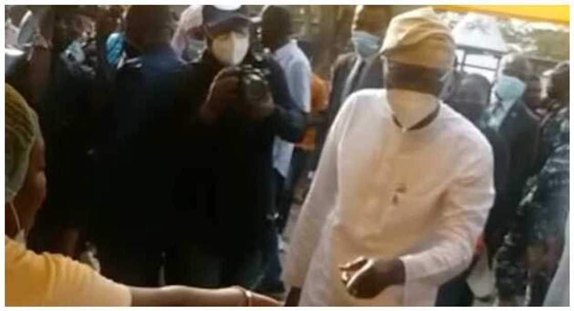 Sanwo-Olu making order for bread and beans Sanwo-Olu making order for bread and beans