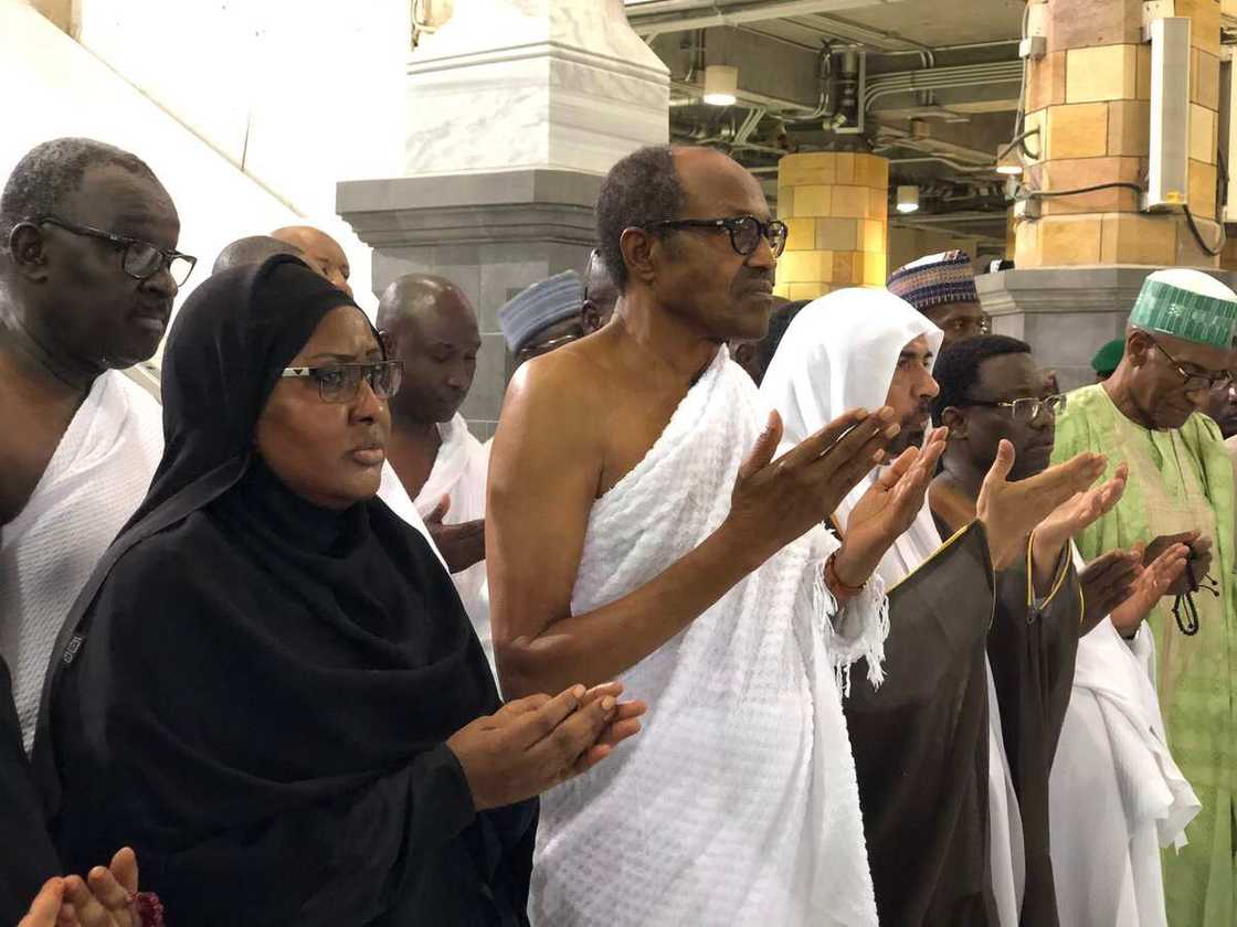 Hotunan Shugaba Buhari da Aisha yayin gudanar da aikin Umrah Hotunan Shugaba Buhari da Aisha yayin gudanar da aikin Umrah