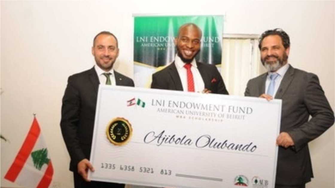 Photo showing the presentation of the prize to Ajibola. Photo source: Business Insider Photo showing the presentation of the prize to Ajibola. Photo source: Business Insider
