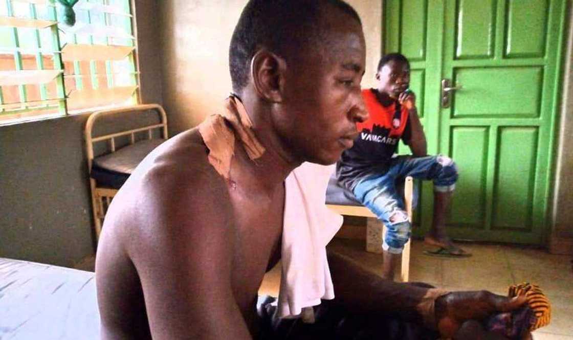 Daya daga cikin mutanen da suka jikkata a harin. Daya daga cikin mutanen da suka jikkata a harin.