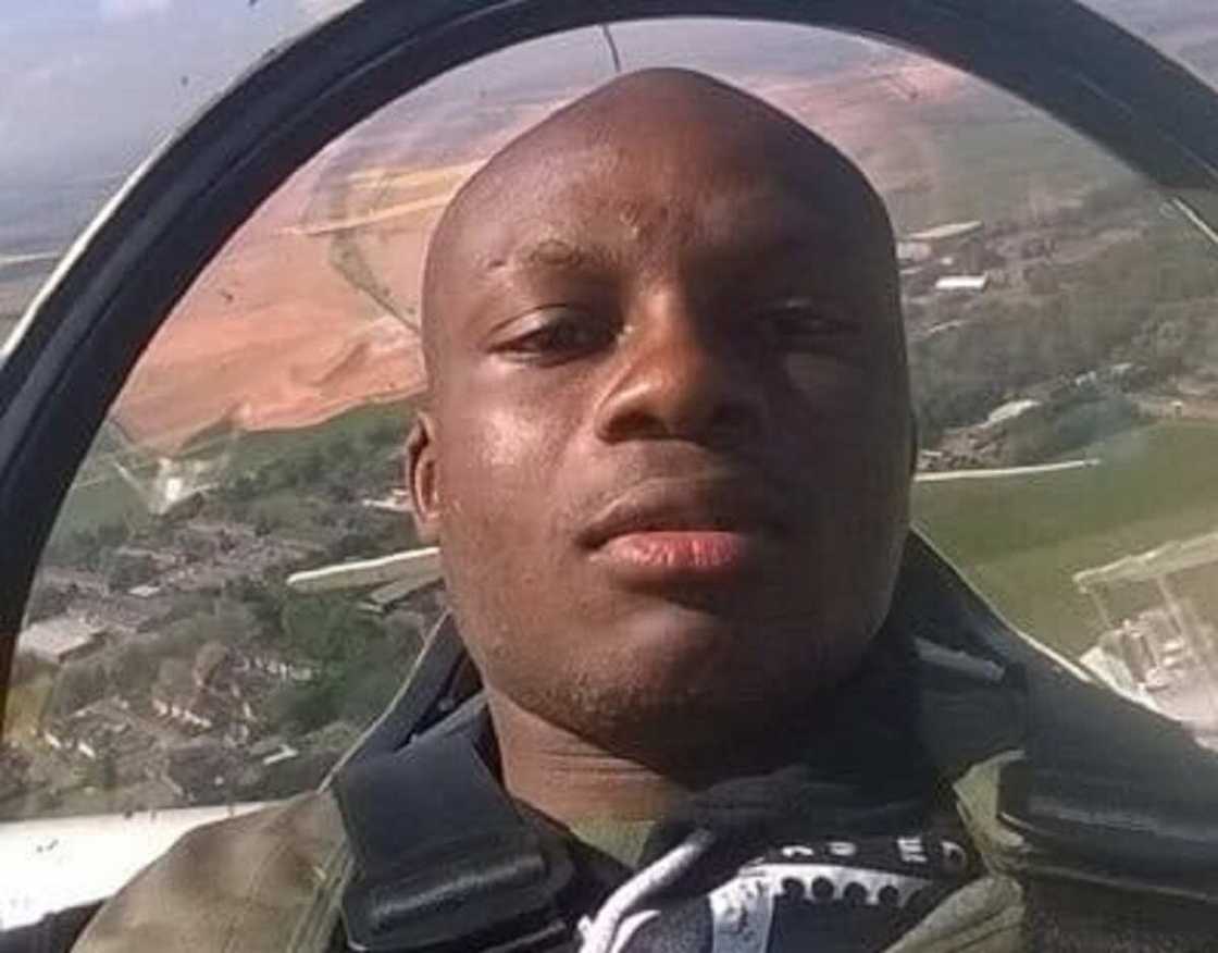 Haruna Elijah Karatu: Hotunan matukin jirgi NAF na 2 da ya rasa ransa a hatsarin Kaduna Haruna Elijah Karatu: Hotunan matukin jirgi NAF na 2 da ya rasa ransa a hatsarin Kaduna