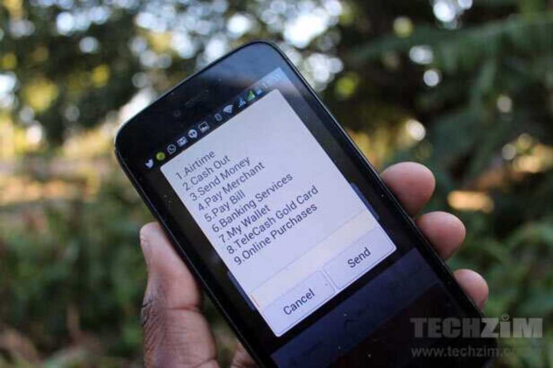 'Yan Najeriya sun fara kokawa kan cire musu N6.98 na USSD a banki 'Yan Najeriya sun fara kokawa kan cire musu N6.98 na USSD a banki