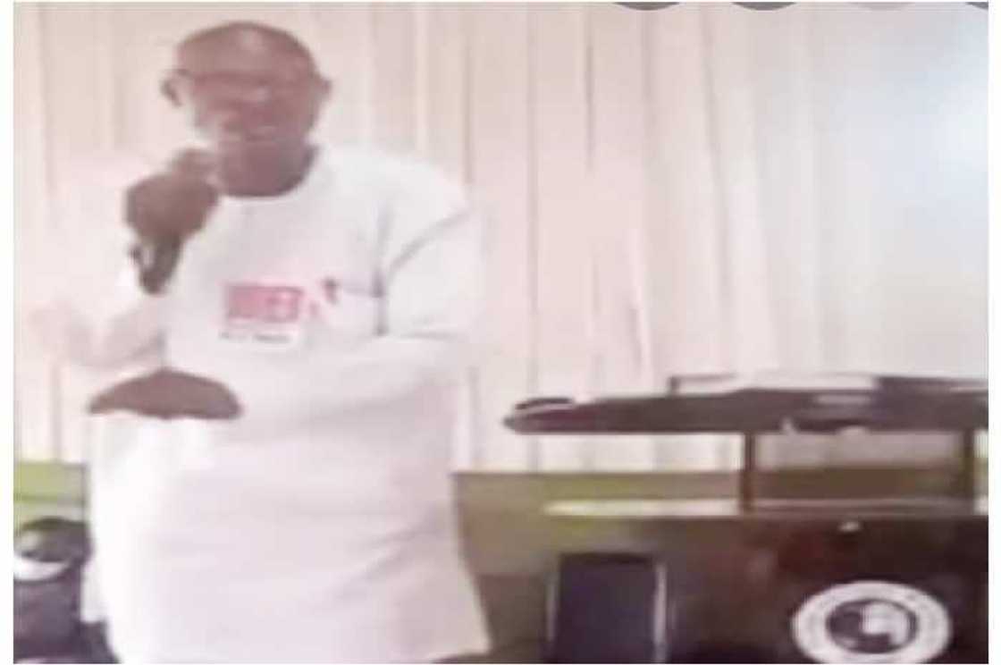 Yadda fasto ya mutu yana wa'azi kan matsafa Yadda fasto ya mutu yana wa'azi kan matsafa