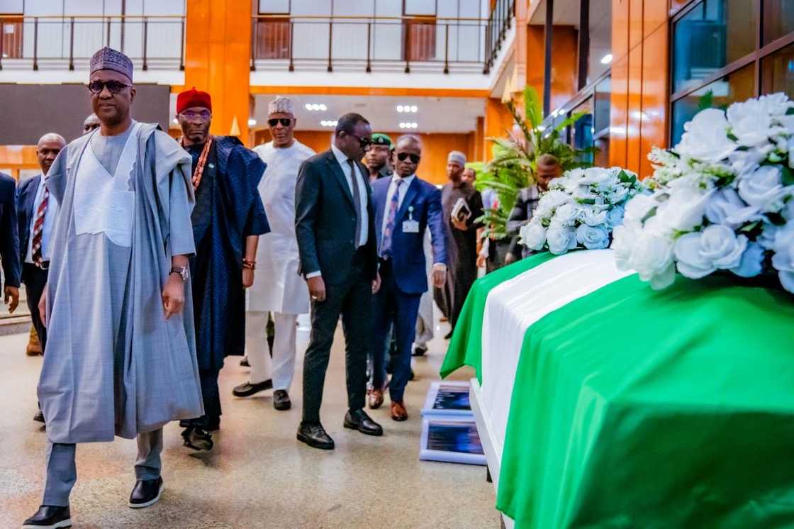 'Yan majalisa a kusa da gawar Anaekwe 'Yan majalisa a kusa da gawar Anaekwe