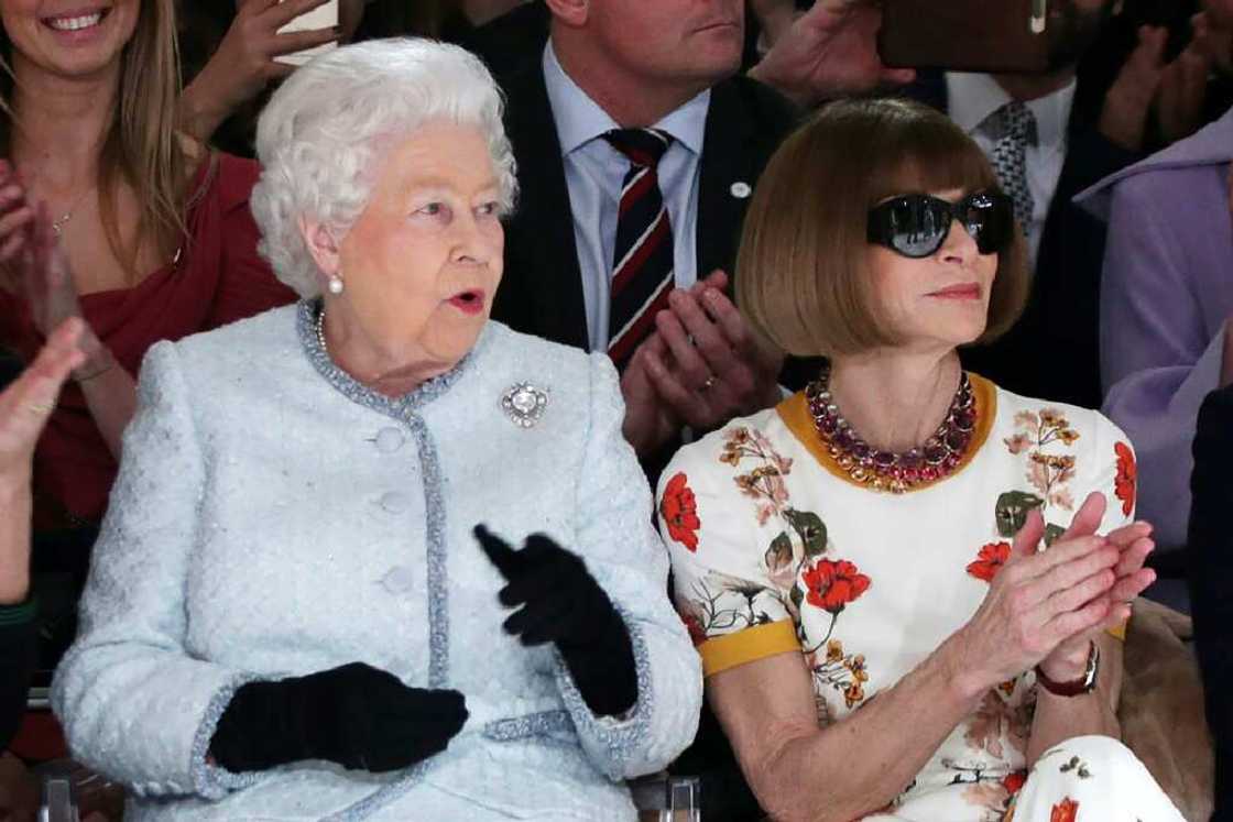Queen Elizabeth II sits next to Vogue editor in chief Anna Wintour at London Fashion Week on February 20, 2018 Queen Elizabeth II sits next to Vogue editor in chief Anna Wintour at London Fashion Week on February 20, 2018