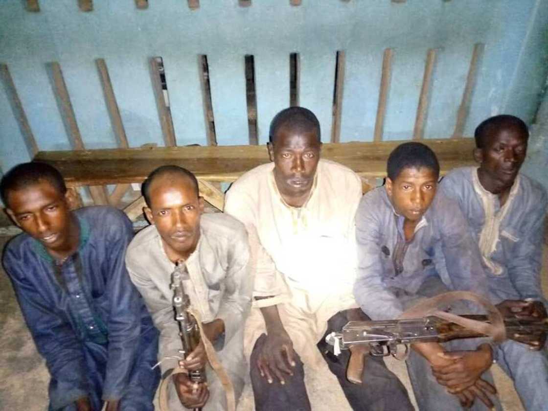 Rundunar Abba Kyari ta samu gagarumar nasara a kan masu garkuwa da mutane a hanyar Abuja (Hotuna) Rundunar Abba Kyari ta samu gagarumar nasara a kan masu garkuwa da mutane a hanyar Abuja (Hotuna)