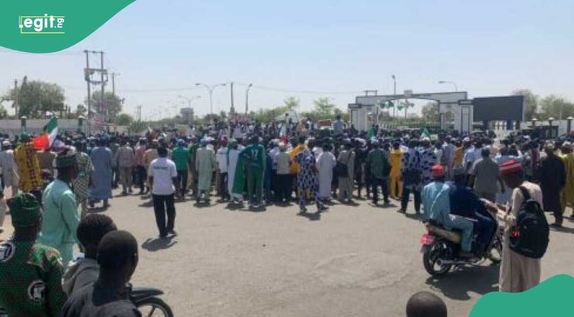 'Yan kwadago sun yi zanga-zanga a Kano 'Yan kwadago sun yi zanga-zanga a Kano