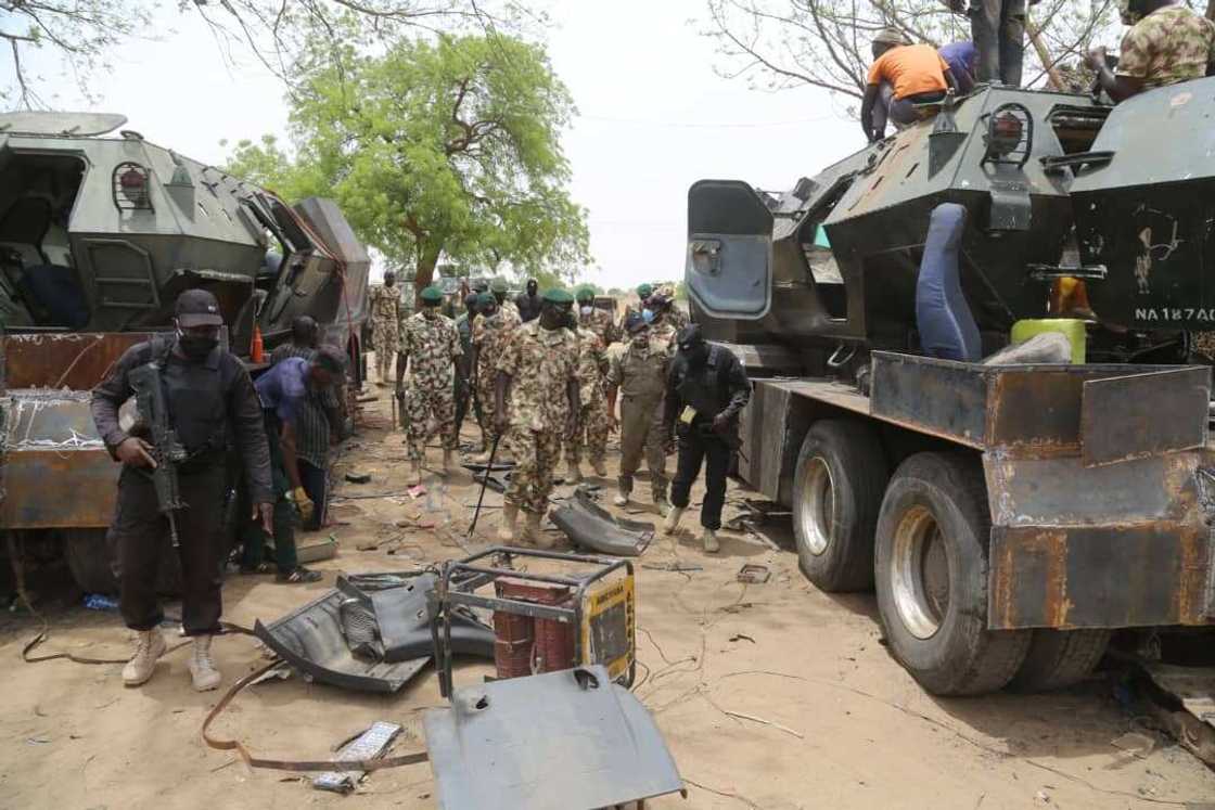 Travellers stranded on Maiduguri-Damaturu highway as soldiers, Boko Haram engage in gun battle Travellers stranded on Maiduguri-Damaturu highway as soldiers, Boko Haram engage in gun battle