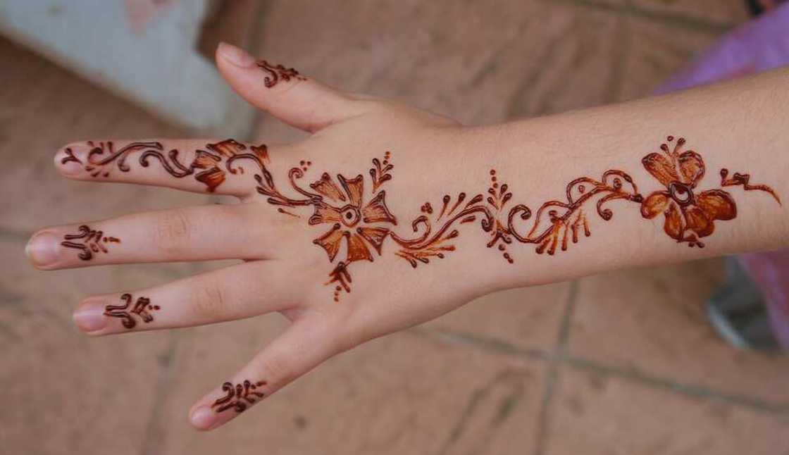 Simple brown henna tattoo