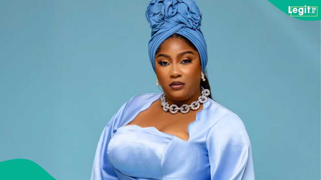 Nollywood actress Tope Osoba is laid to rest as clergy conduct a graveside ritual in Ogun State, sparking reactions