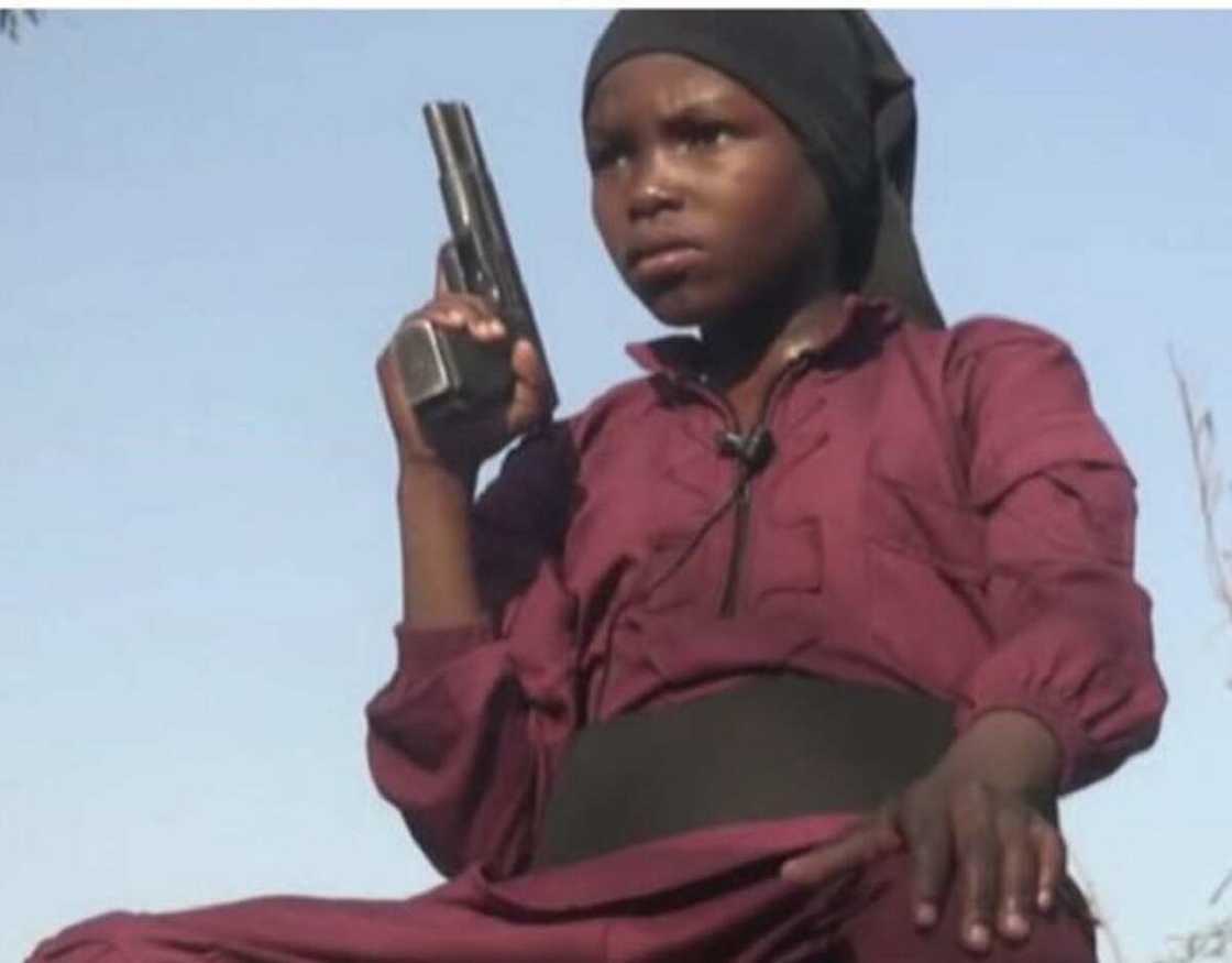 Sabon bidiyon Shekau: Karamin yaro rike da bindiga yana barazanar tabbatar da tashin hankali Sabon bidiyon Shekau: Karamin yaro rike da bindiga yana barazanar tabbatar da tashin hankali