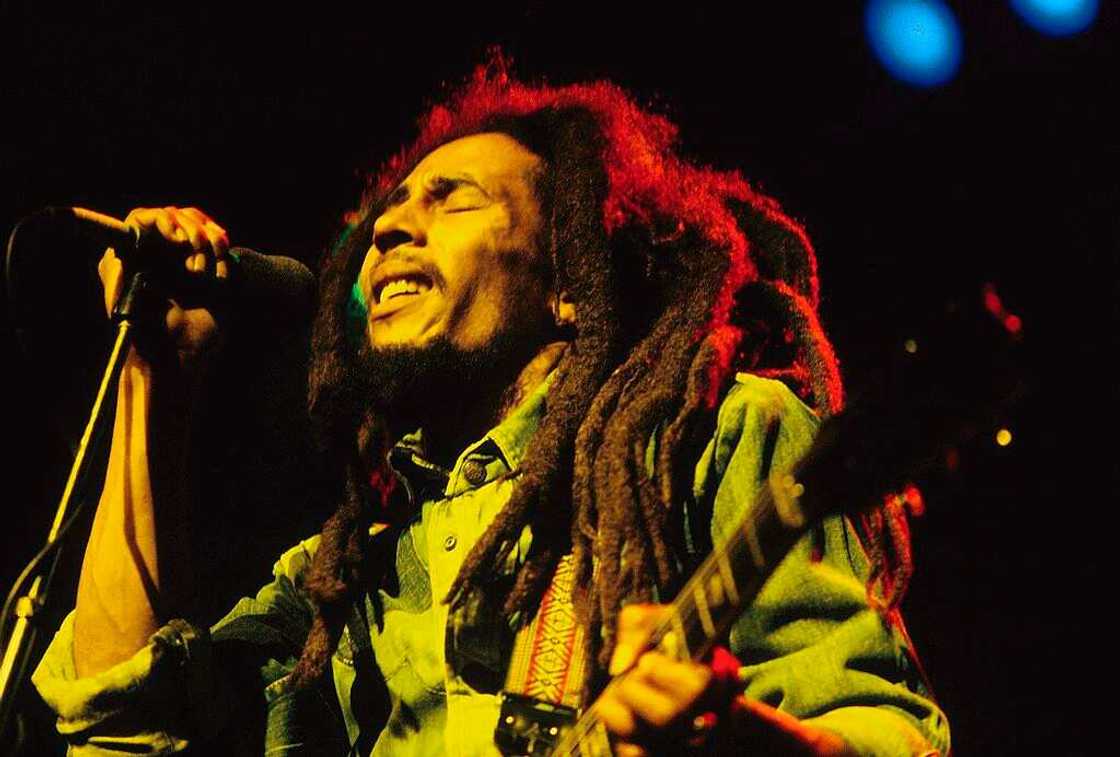 Bob Marley en live sur la scène du Brighton Leisure Centre (photo de Mike Prior/Redferns)