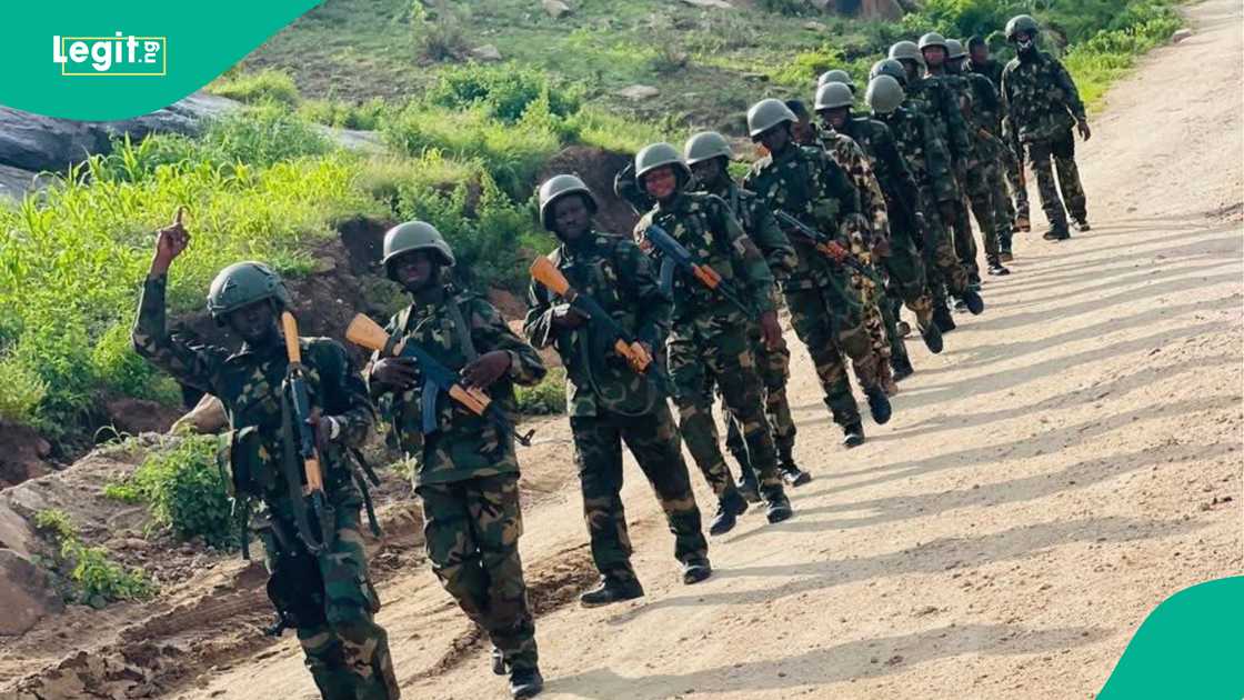 An rahoto cewa sojojin sun fada komar 'yan bindigar ne a hanyarsu ta kai dauki gaggawa Kaduna. An rahoto cewa sojojin sun fada komar 'yan bindigar ne a hanyarsu ta kai dauki gaggawa Kaduna.