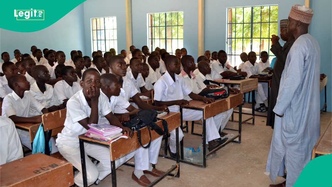 Gwamnatin tarayya ta sauya tsarin karatun makarantun sakandare, inda aka kawo sababbin darussa. Gwamnatin tarayya ta sauya tsarin karatun makarantun sakandare, inda aka kawo sababbin darussa.