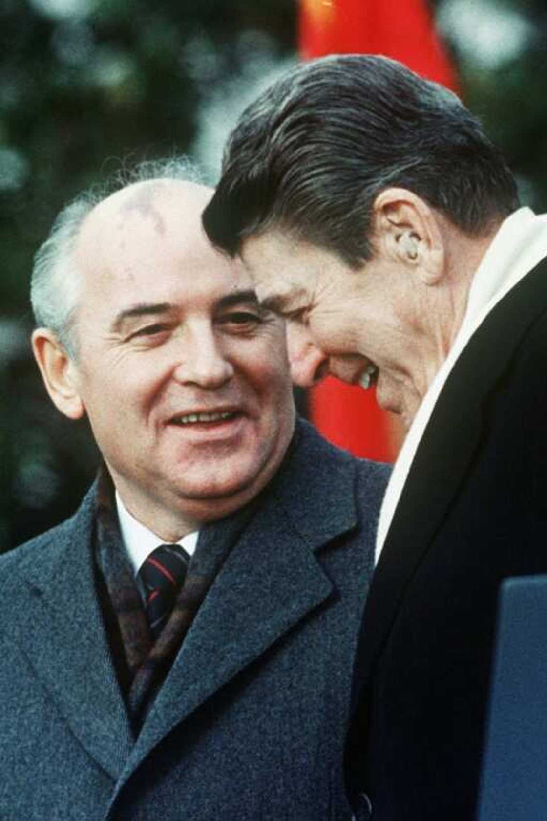 US president Ronald Reagan (R) chats with Soviet leader Mikhail Gorbachev during welcoming ceremonies at the White House on December 8, 1987 US president Ronald Reagan (R) chats with Soviet leader Mikhail Gorbachev during welcoming ceremonies at the White House on December 8, 1987