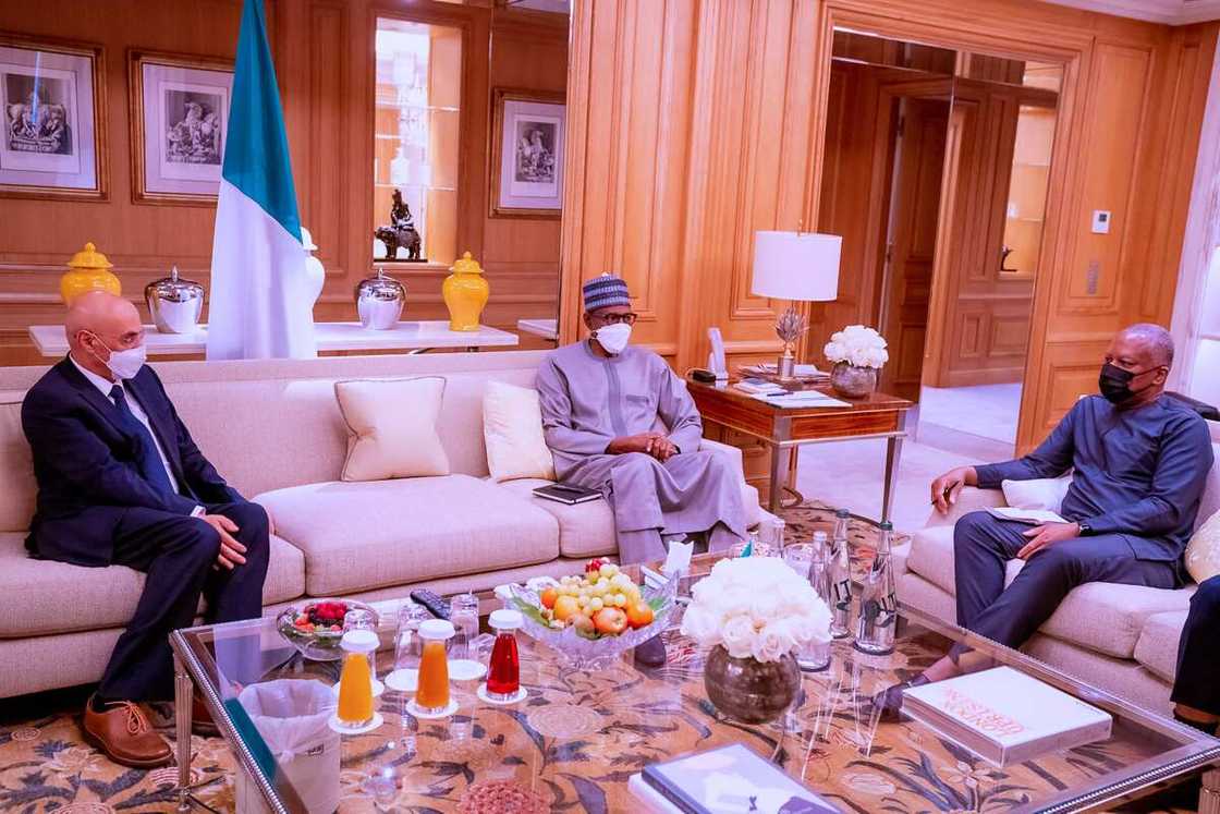 Shugaba Buhari ya gana da manyan diraktocin Kamfanin Total da Shugaban bankin Musulinci Shugaba Buhari ya gana da manyan diraktocin Kamfanin Total da Shugaban bankin Musulinci