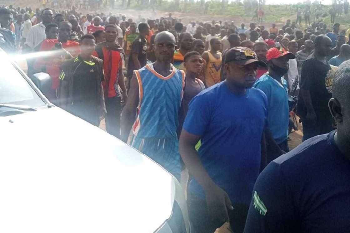 'Yan gudun hijira sunyi zanga-zanga sun tare babban titin Makurdi zuwa Lafia 'Yan gudun hijira sunyi zanga-zanga sun tare babban titin Makurdi zuwa Lafia