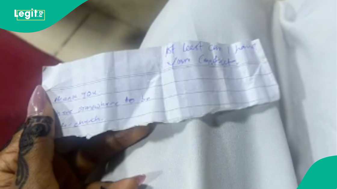 Nigerian lady displays note man gave her in church, many react