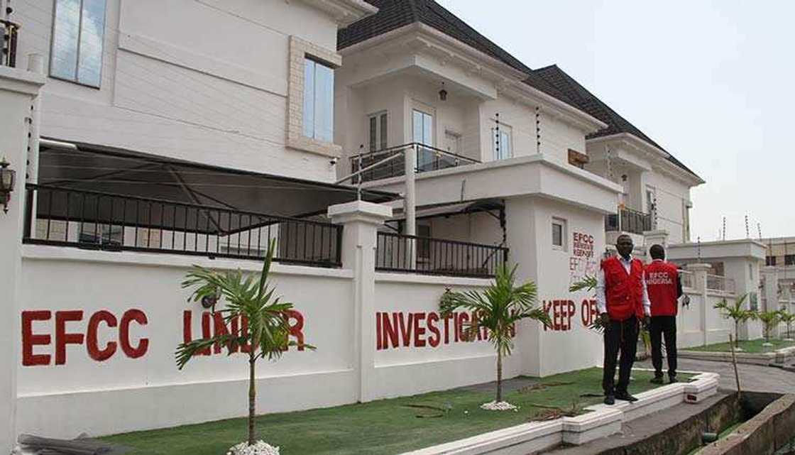 Daga karshe: EFCC ta mikawa 'First Bank' motoci 116 da gidaje 20 Daga karshe: EFCC ta mikawa 'First Bank' motoci 116 da gidaje 20