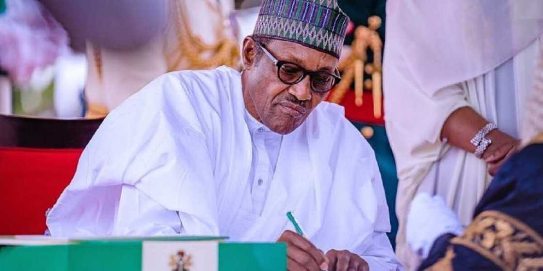 Buhari ya yi sabbin naɗe-naɗe biyu a NAIC Buhari ya yi sabbin naɗe-naɗe biyu a NAIC