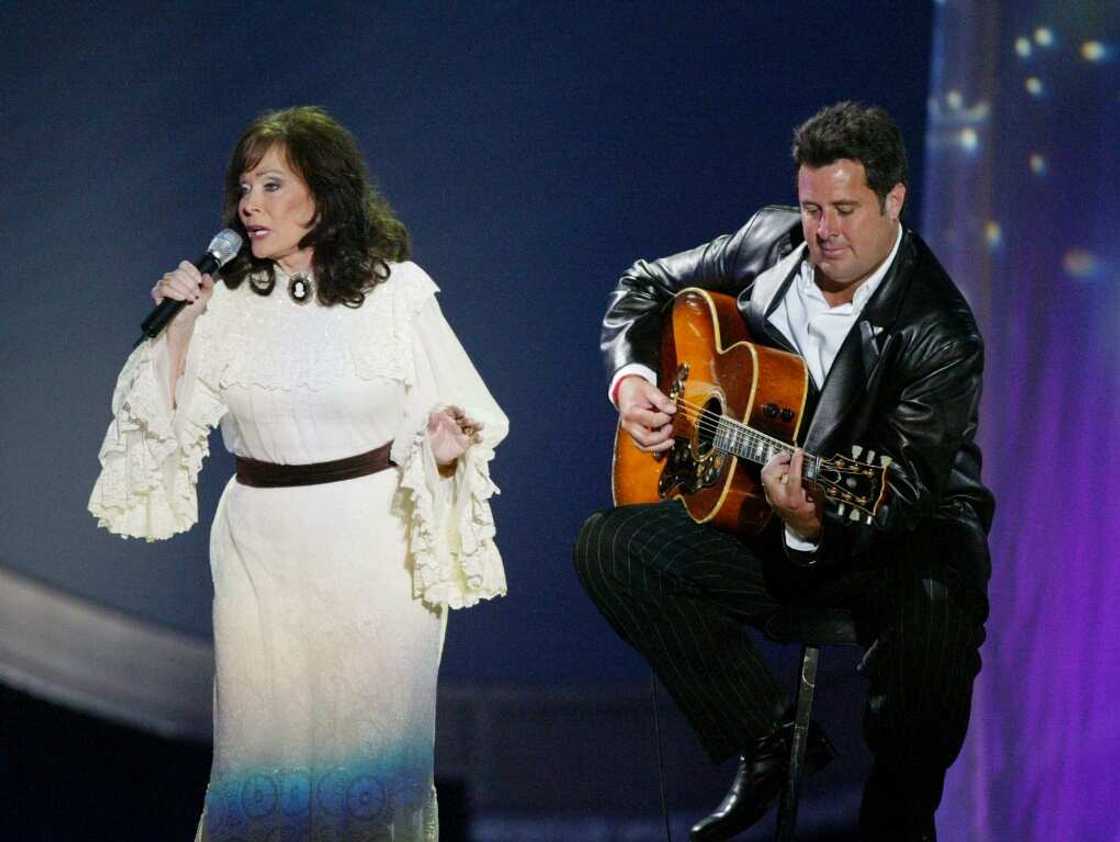 Loretta Lynn (L) performs with Vince Gill at the Country Music Awards in Las Vegas in 2004 Loretta Lynn (L) performs with Vince Gill at the Country Music Awards in Las Vegas in 2004