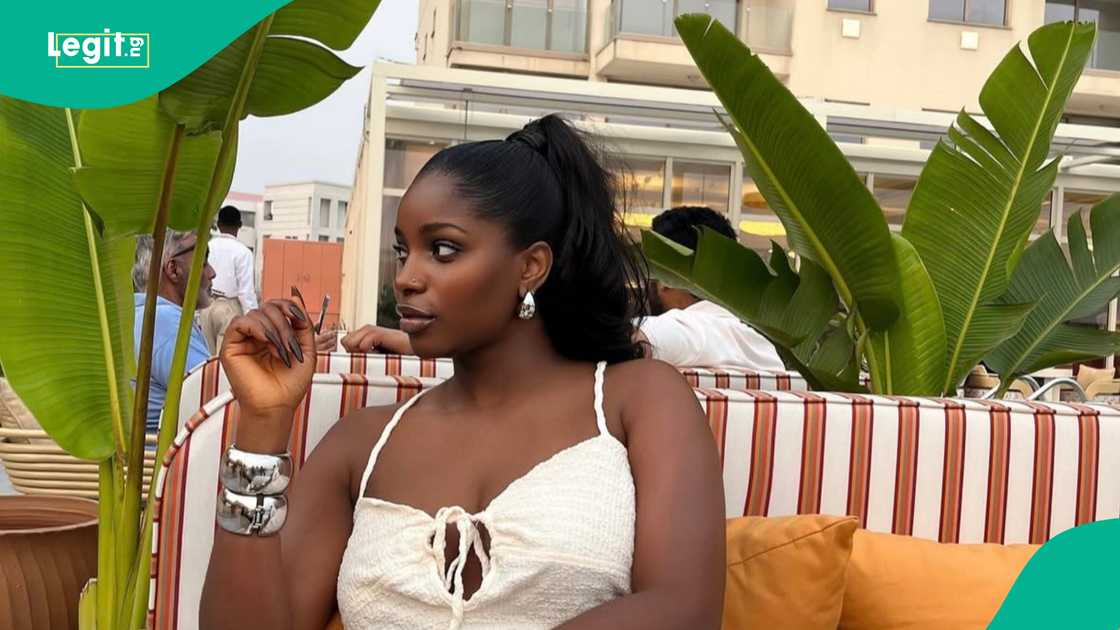 Isabella and Sultana discuss her affair with a married man. Isabella and Sultana discuss her affair with a married man.