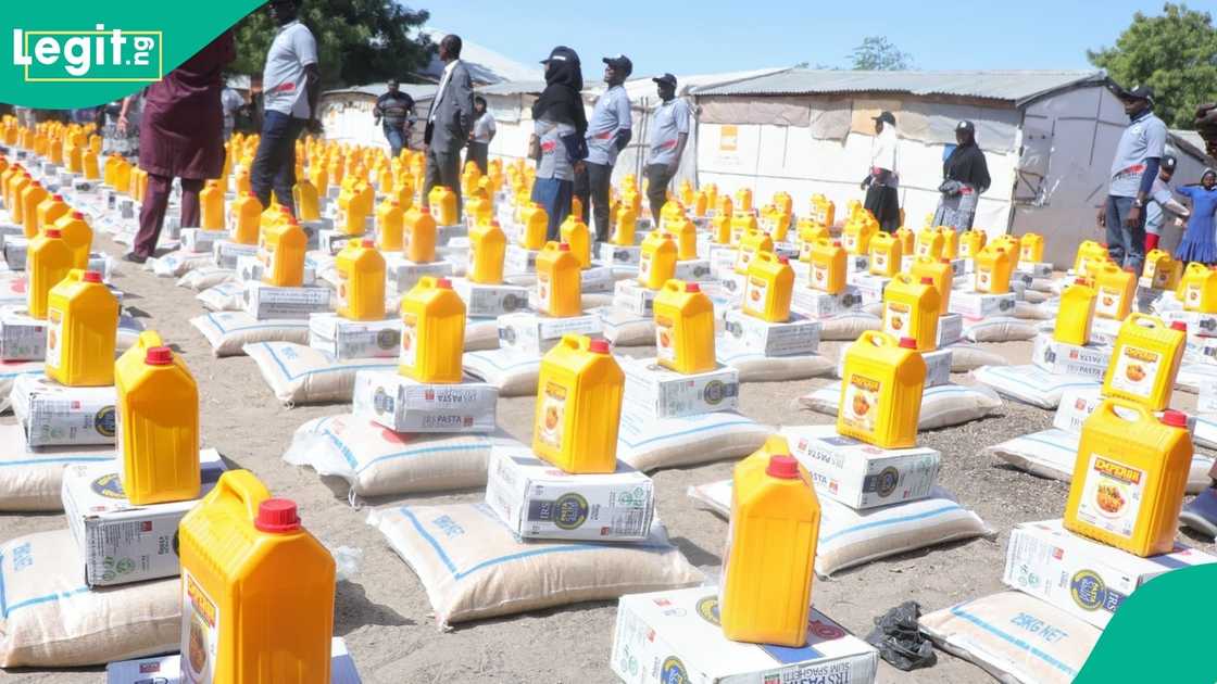Zulum rolls out food support for over 6,000 Christian widows and vulnerable groups as Christmas approaches. Zulum rolls out food support for over 6,000 Christian widows and vulnerable groups as Christmas approaches.