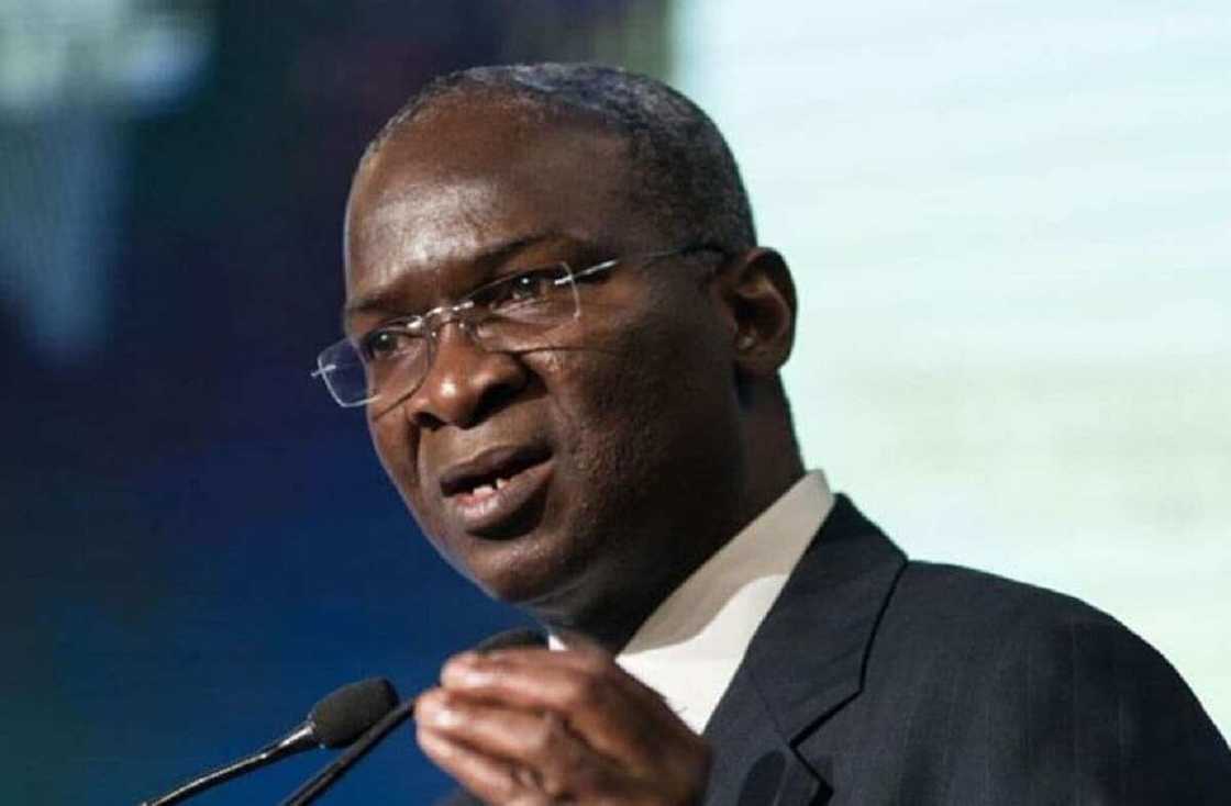 Fashola: Buhari ya yi wa Gwamnatin Amurka fintinkau a ɓangaren samar da kayayyakin more rayuwa Fashola: Buhari ya yi wa Gwamnatin Amurka fintinkau a ɓangaren samar da kayayyakin more rayuwa