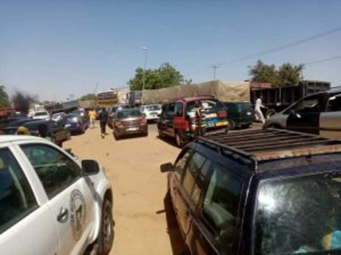 Hotunan direbobin tifa suna toshe babbar hanyar Gusau zuwa Sokoto, sun sanar da dalili Hotunan direbobin tifa suna toshe babbar hanyar Gusau zuwa Sokoto, sun sanar da dalili