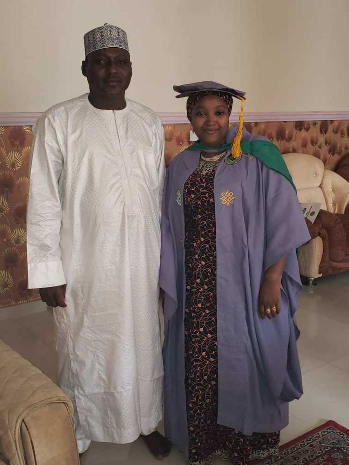 Wata uwar yara 8 mai shekara 45 ta samu digiri na uku daga jami’ar Usman Dan Fodio Wata uwar yara 8 mai shekara 45 ta samu digiri na uku daga jami’ar Usman Dan Fodio