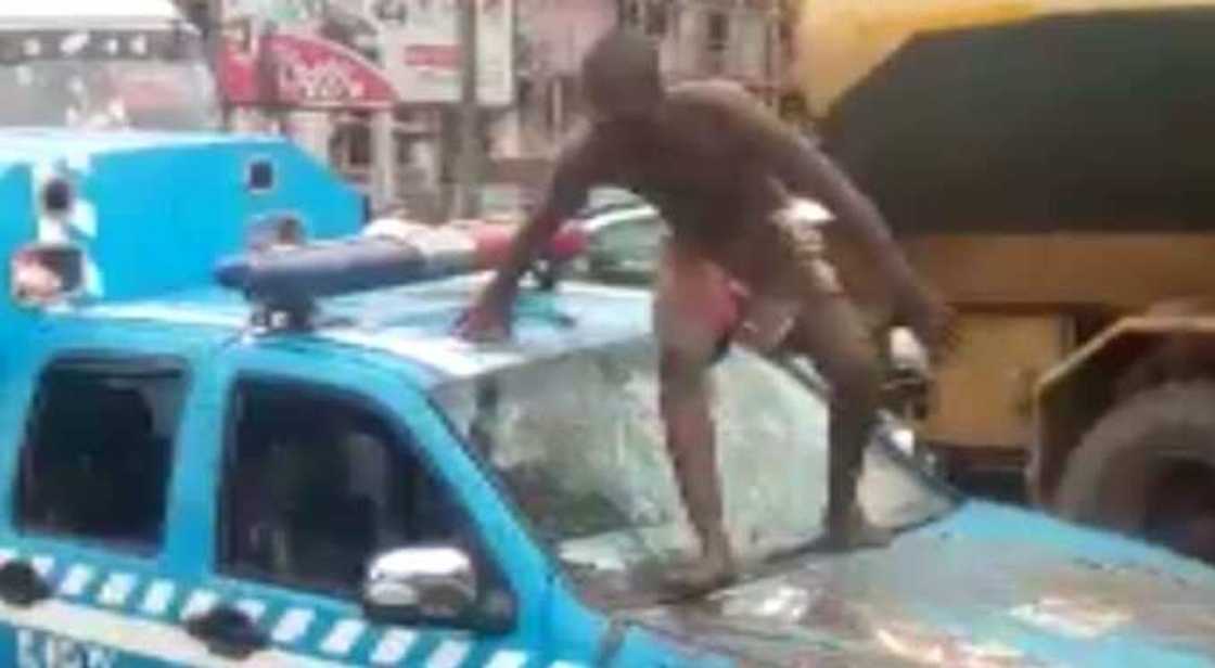 Dokin zuciya: Bidiyon yadda mai Keke Napep ya dambace da jami'an FRSC a Edo
Hoto daga Premium Times