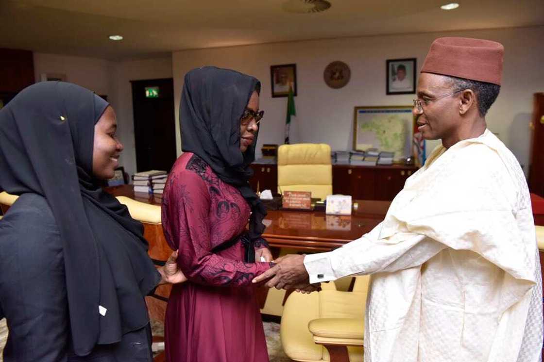 Gwamna Nasir El-Rufai yayi alkawarin taimakawa Makauniyar da ta zama Lauya Gwamna Nasir El-Rufai yayi alkawarin taimakawa Makauniyar da ta zama Lauya