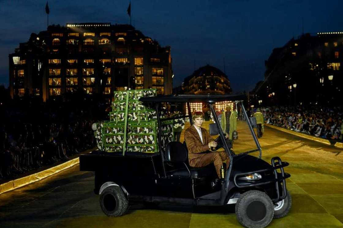 Défilé Louis Vuitton sur le pont Neuf à Paris, le 20 juin 2023