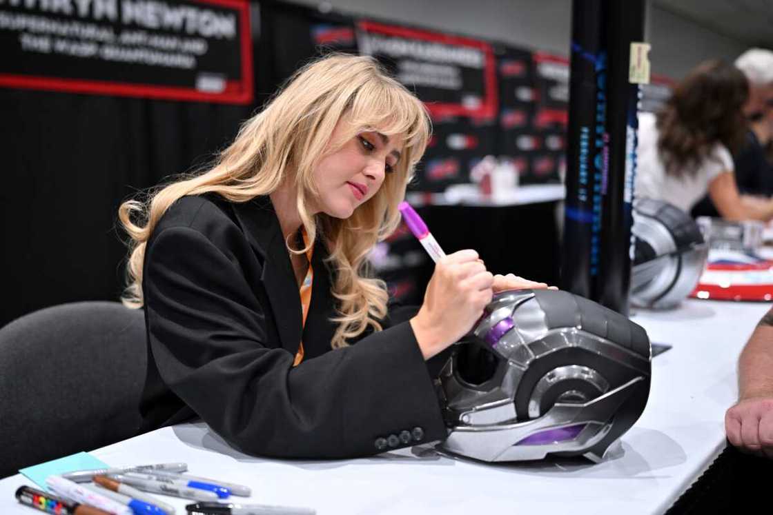 Kathryn Newton signs autographs during New York Comic Con 2023 - Day 3 Kathryn Newton signs autographs during New York Comic Con 2023 - Day 3