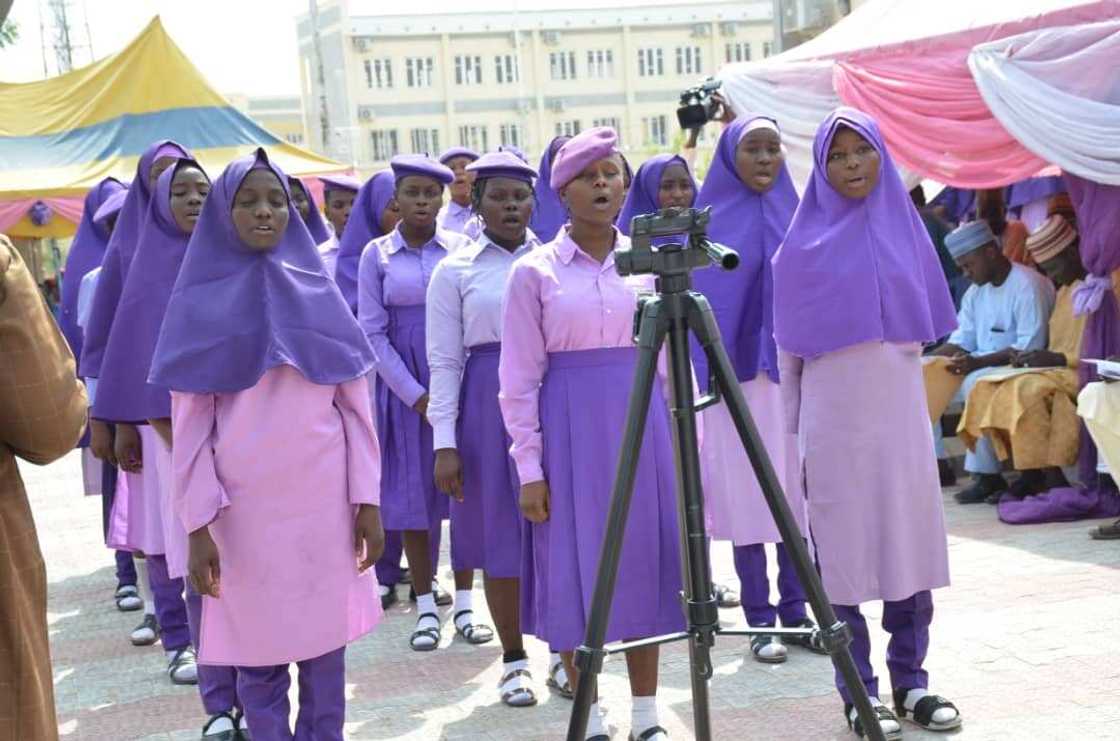 Gwamna Zulum ya dauki nauyin karatun 'ya'yan talakawa, 'yan mata 800 Gwamna Zulum ya dauki nauyin karatun 'ya'yan talakawa, 'yan mata 800