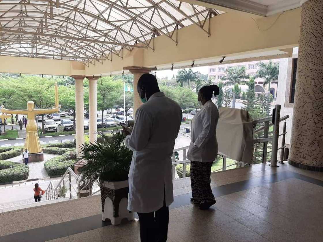 Coronavirus: Yadda aka hana shiga kotu sai an tantance lafiya (Hotuna) Coronavirus: Yadda aka hana shiga kotu sai an tantance lafiya (Hotuna)