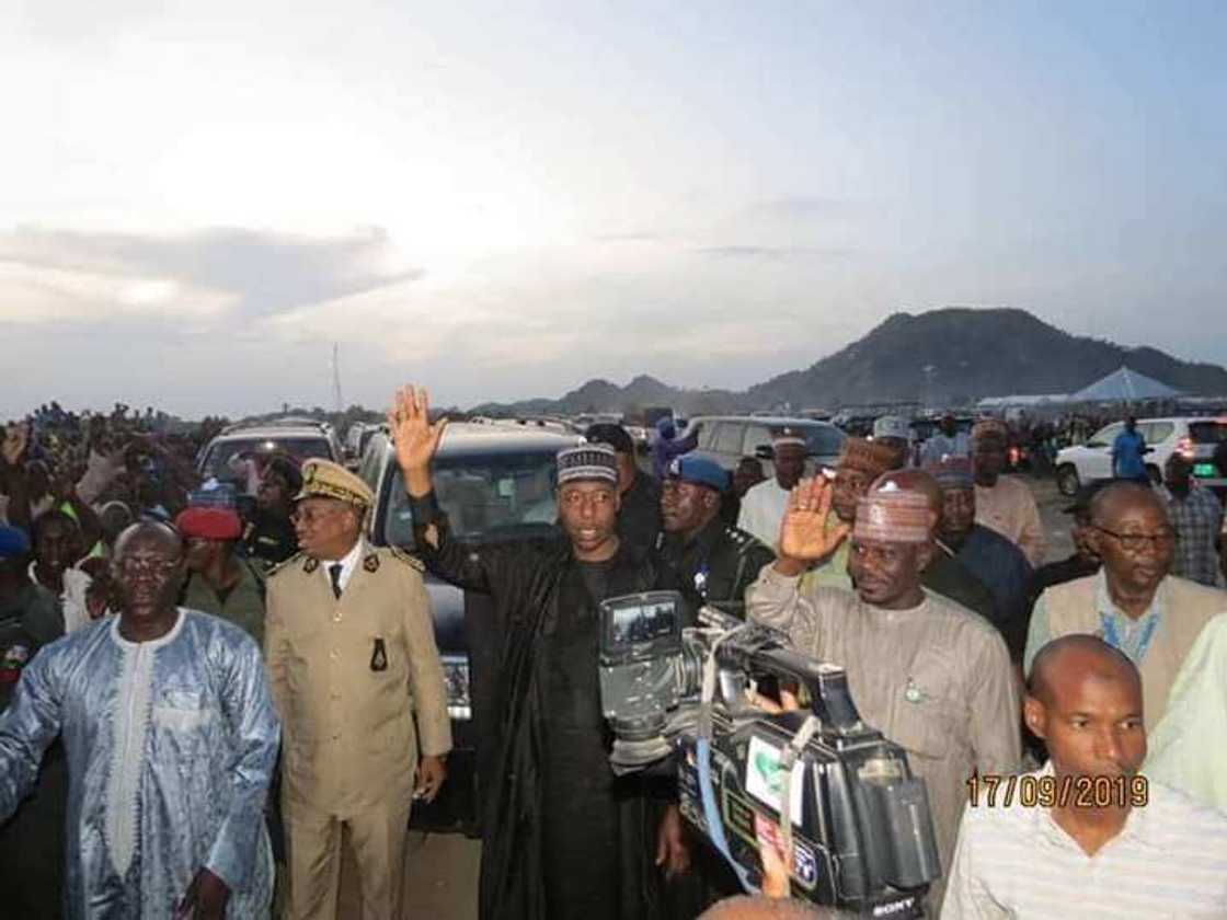 Zulum da wasu sun isa Kamaru, don dawo da 'yan gudun hijirar Najeriya 9,800 Zulum da wasu sun isa Kamaru, don dawo da 'yan gudun hijirar Najeriya 9,800