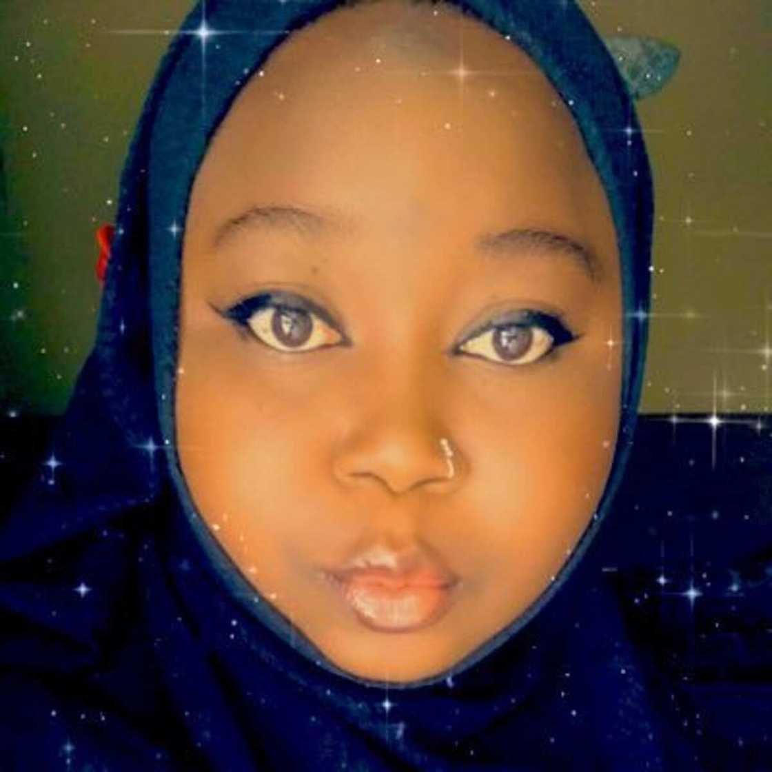 Soyayya da mai mata kamar tuwo ba miya ne saboda ba kiran tsakar dare, ba na sassafe sai in ya saci fita, in ji budurwa Soyayya da mai mata kamar tuwo ba miya ne saboda ba kiran tsakar dare, ba na sassafe sai in ya saci fita, in ji budurwa