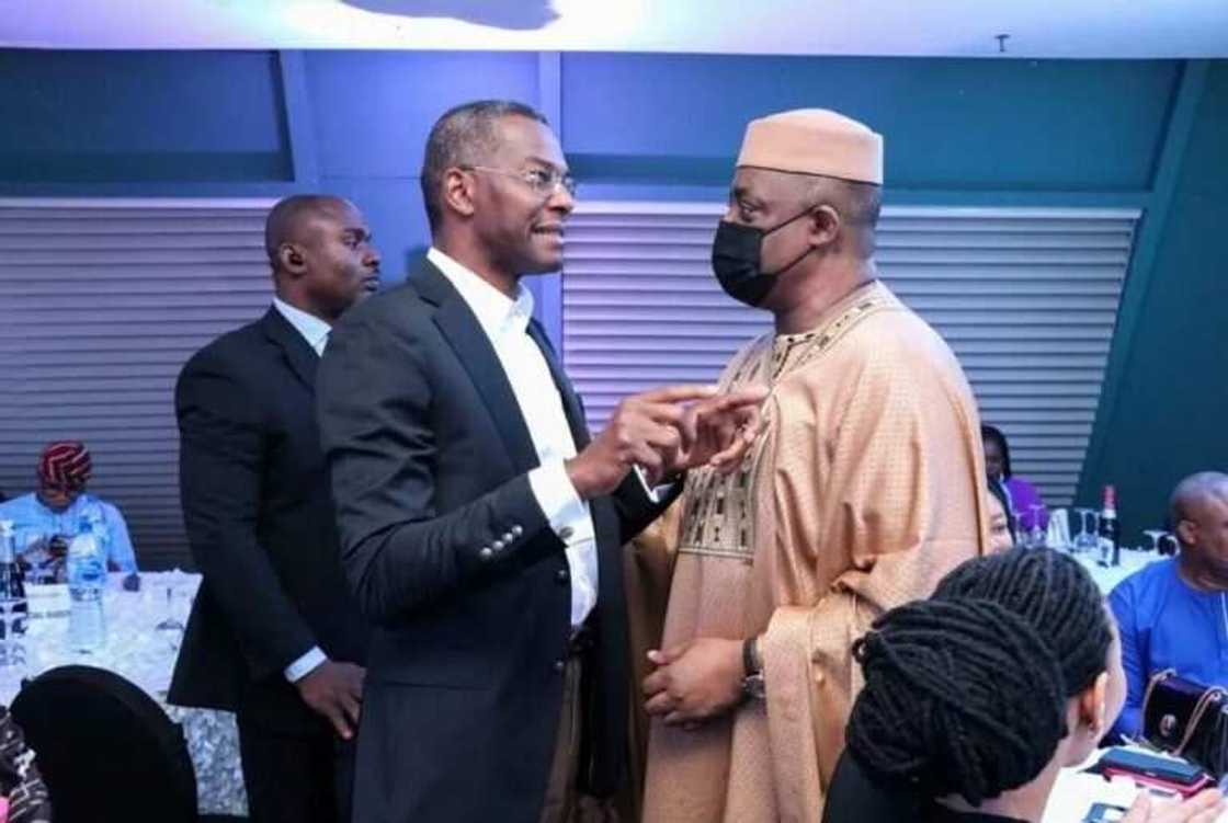 Hotunan Fani-Kayode da zukekiyar masoyiyarsa a wurin haska fim din Yahaya Bello Hotunan Fani-Kayode da zukekiyar masoyiyarsa a wurin haska fim din Yahaya Bello