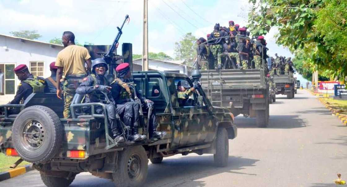 Sojoji sun gargaɗi masu shirin tada zaunr tsaye. Sojoji sun gargaɗi masu shirin tada zaunr tsaye.