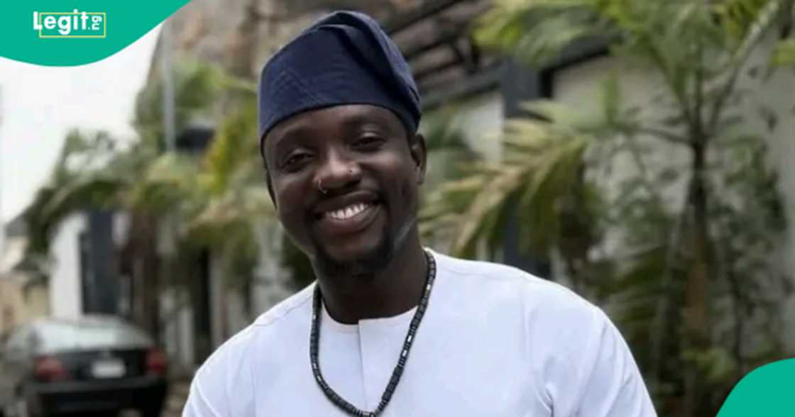 Airport worker displays the phone he received from VeryDarkMan.