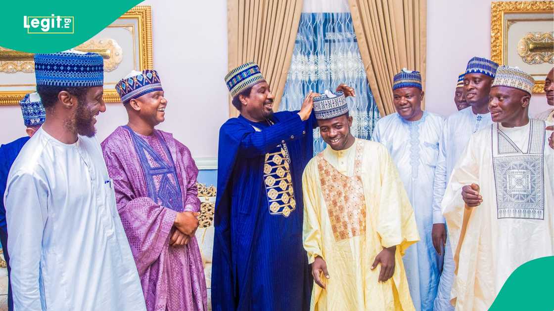 Sanata Barau ya karbi 'yan Kwankwasiyya da suka sauya sheka zuwa APC Sanata Barau ya karbi 'yan Kwankwasiyya da suka sauya sheka zuwa APC