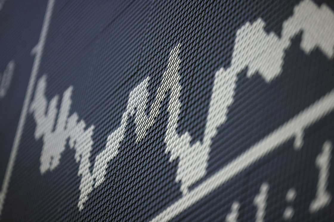 Asian markets swung between gains and losses as investors assessed the outlook for interest rates