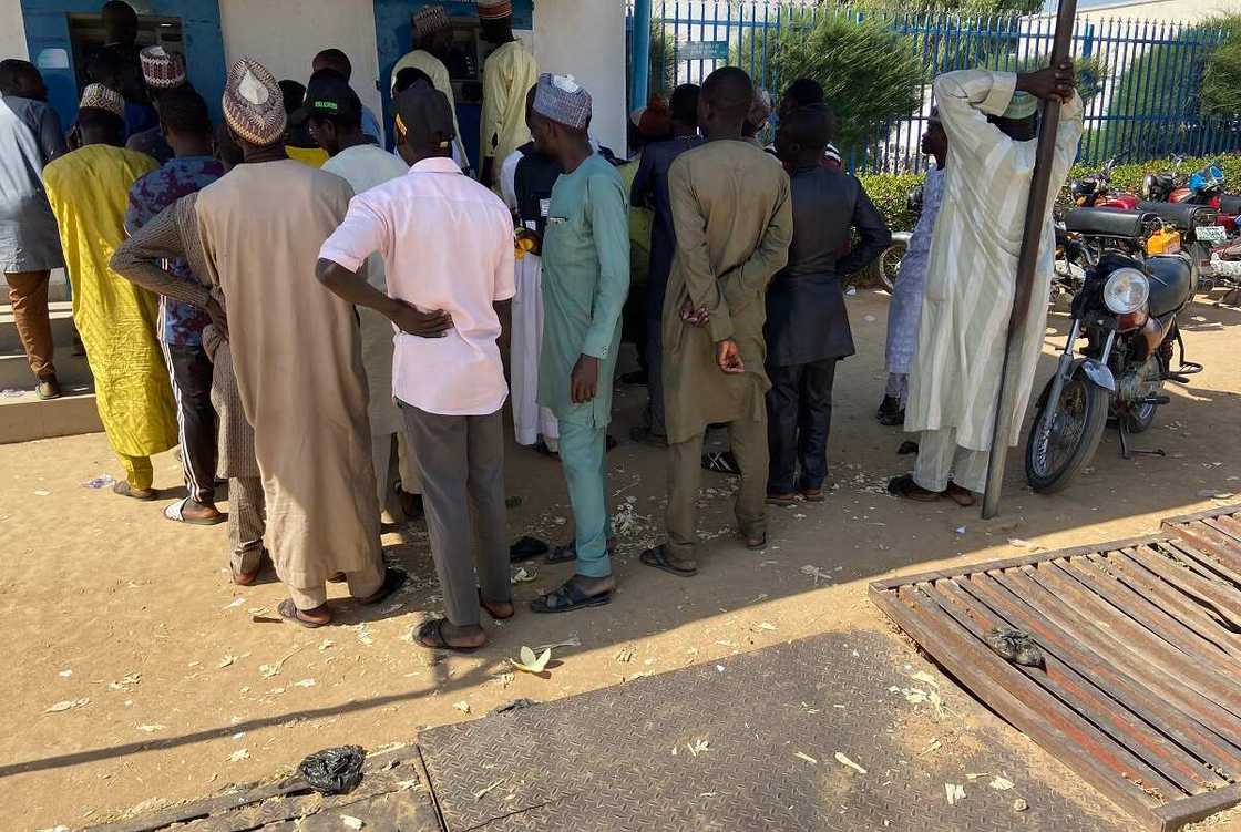 Mutane a gaban ATM Mutane a gaban ATM