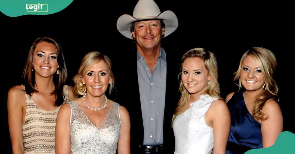 Alan Jackson (C) poses with his daughters and wife. Alan Jackson (C) poses with his daughters and wife.